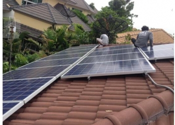 Solar_cell_on_the_roof2